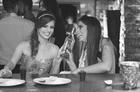 Festa de formatura porto alegre fotógrafo jeferson paz formanda bebendo tequila'