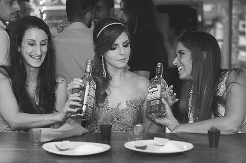 Festa de formatura porto alegre fotógrafo jeferson paz formanda bebendo tequila'