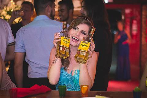 Festa de formatura porto alegre fotógrafo jeferson paz formanda bebendo tequila'