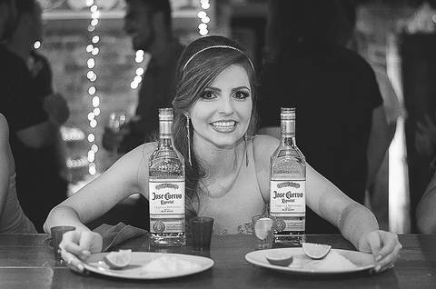 Festa de formatura porto alegre fotógrafo jeferson paz formanda bebendo tequila'