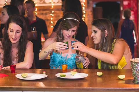 Festa de formatura porto alegre fotógrafo jeferson paz formanda bebendo tequila'