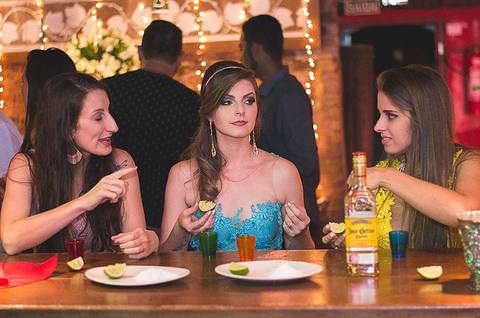 Festa de formatura porto alegre fotógrafo jeferson paz formanda bebendo tequila'