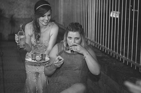 Festa de formatura porto alegre fotógrafo jeferson paz formanda bebendo tequila'