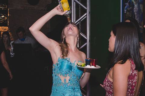 Festa de formatura porto alegre fotógrafo jeferson paz formanda bebendo tequila'