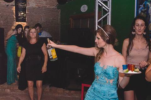 Festa de formatura porto alegre fotógrafo jeferson paz formanda bebendo tequila'
