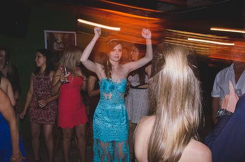 Festa de formatura porto alegre fotógrafo jeferson paz formanda bebendo tequila'