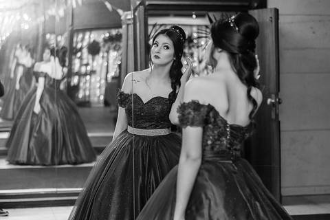 Debutante em frente ao espelho'