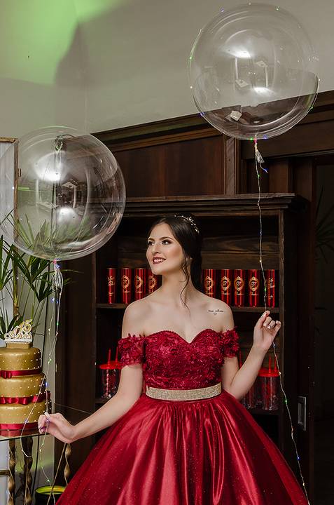debutante segurando balões com luzes Festa de 15 anos Porto Alegre'