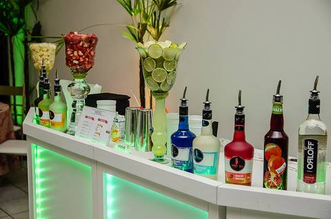 Festa de 15 anos Porto Alegre mesa de drinks Inove Bartenders'