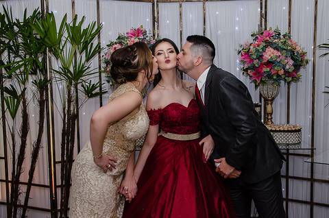 Festa de 15 anos na Sociedade Gondoleiros Porto Alegre Debutante com os pais'