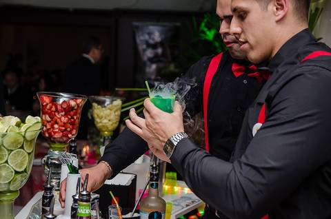 Festa de 15 anos Porto Alegre mesa de drinks Inove Bartenders'
