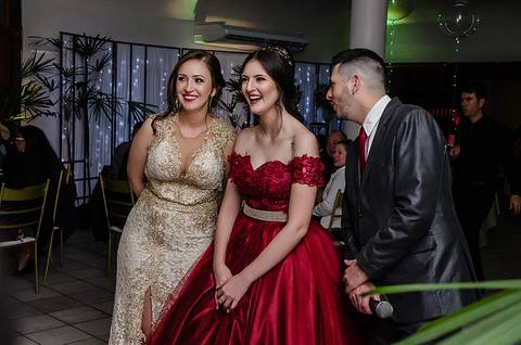 Festa de 15 anos na Sociedade Gondoleiros Porto Alegre Debutante com os pais assistindo a homenagem'