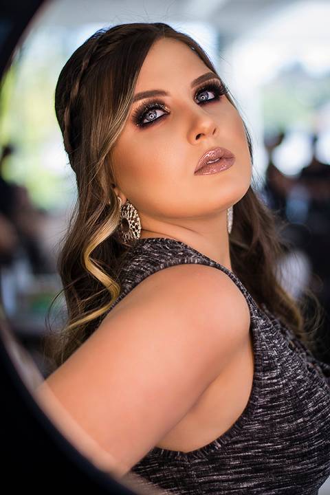 Moça maquiada para sua formatura em frente a um Ring Light'