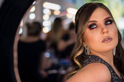 Moça maquiada para sua formatura em frente a um Ring Light'