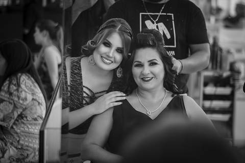 moça posando para foto com a mãe antes da formatura'