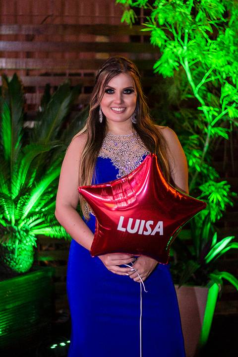 Formanda segurando o balão em sua festa de formatura'
