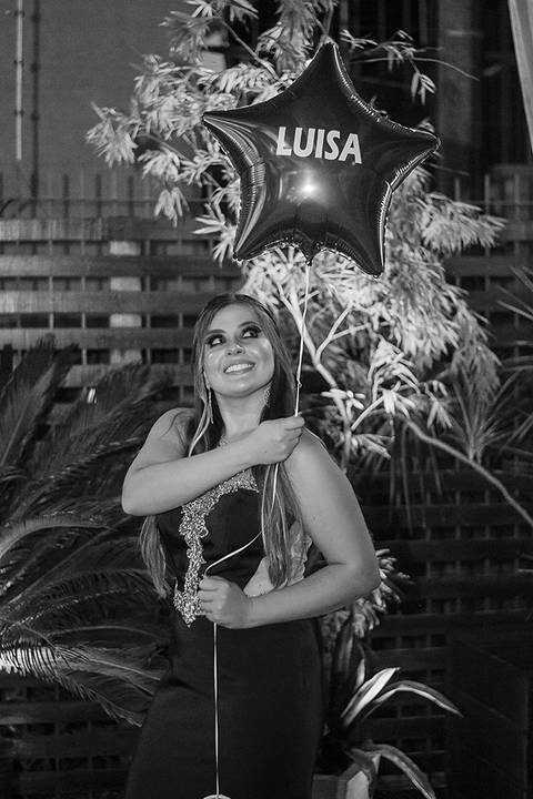 Formanda segurando o balão em sua festa de formatura'