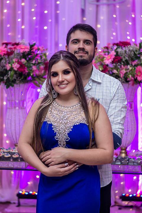 Formanda posando com o namorado em sua festa de formatura'