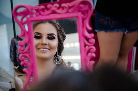 mulher se olhando no espelho antes da formatura'