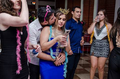 namorado beijando formanda em festa de formatura'