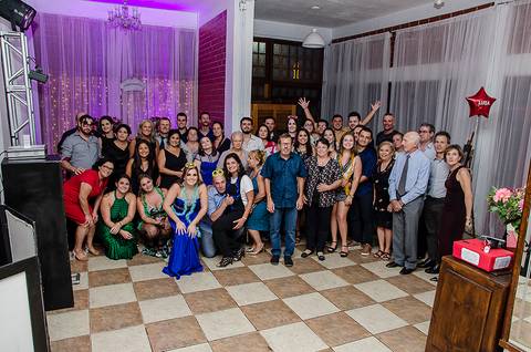 Foto com todos os convidados em festa de formatura'