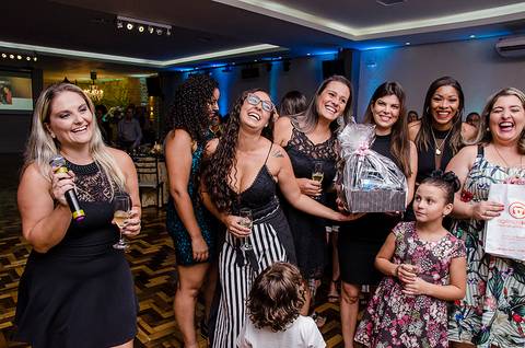 Amigas Formanda fazendo uma homenagem'