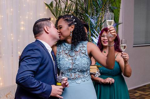 Formanda beijando o namorado'