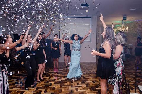 Formanda na abertura da pista de dança com chuva de prata'