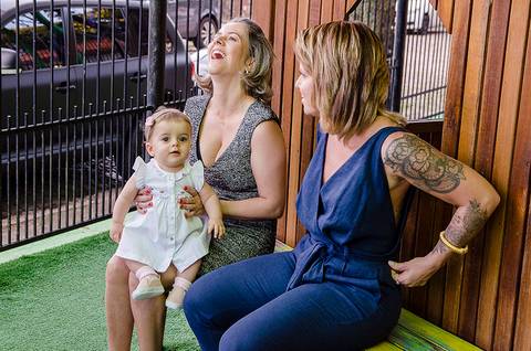 mãe da aniversariante e convidadas na Cia lúdica '
