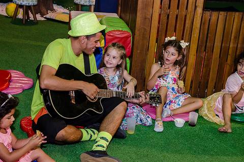 menina tocando violão na Cia lúdica '