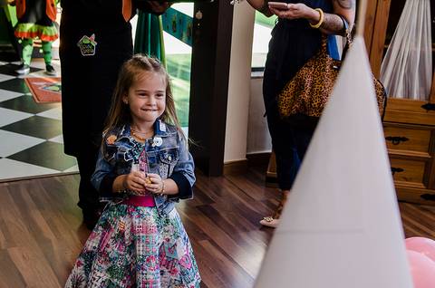 aniversariante na Cia lúdica menina sorrindo'