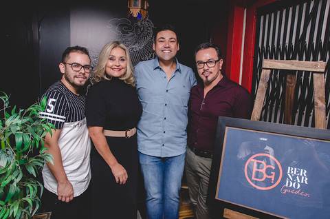 Bernardo Guedes com seus convidados no restaurante Bonsai Culinária Japonesa'