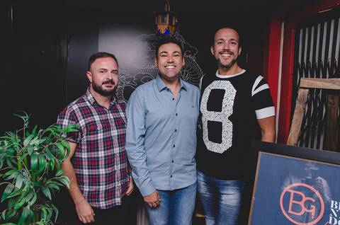 Bernardo Guedes com seus convidados Elisandro Linno e Fabiano Angelus no restaurante Bonsai Culinária Japonesa'