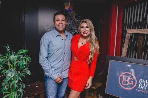 Bernardo Guedes com a advogada e digital influencer Letícia Swarovski no restaurante Bonsai Culinária Japonesa'