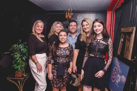 Bernardo Guedes com seus convidados no restaurante Bonsai Culinária Japonesa'