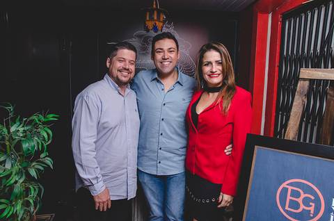 Bernardo Guedes com Fabiano Souza e a digital influencer Amanda de Oliveira no restaurante Bonsai Culinária Japonesa'