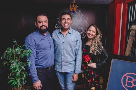 Bernardo Guedes com seus convidados no restaurante Bonsai Culinária Japonesa'