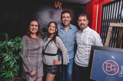 Bernardo Guedes com seus convidados no restaurante Bonsai Culinária Japonesa'
