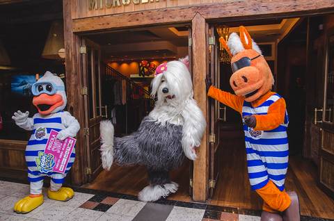 Priscila da TV Colosso posa para fotos com os mascotes do Acqua Lokos na Dado Bier Bourbon Country'
