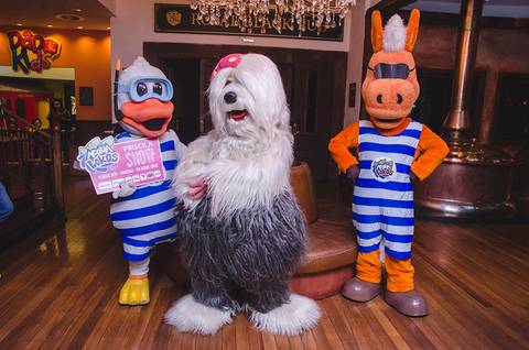 Priscila da TV Colosso posa para fotos com os mascotes do Acqua Lokos na Dado Bier Bourbon '