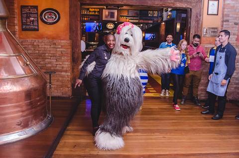 Priscila da TV Colosso posa para foto com uma fã na Dado Bier Bourbon Country'