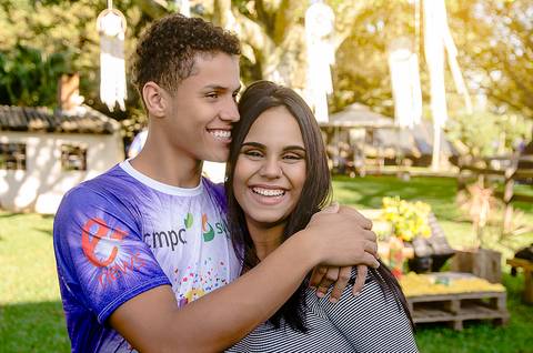 O participante do Big Brother Brasil 19 Danrley e a namorada Larissa Celestino'