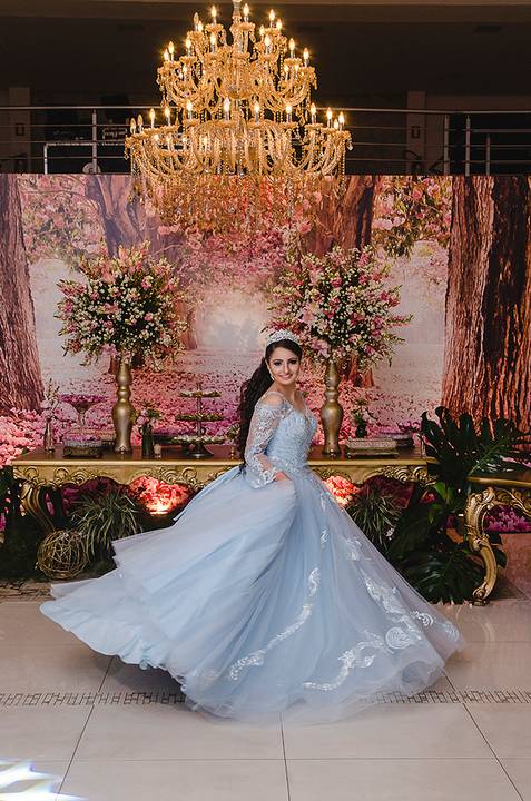 Debutante girando com o vestido azul'