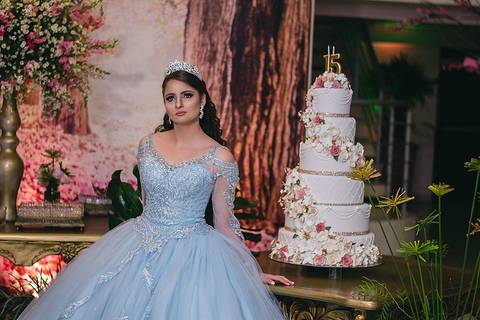 Debutante ao lado do bolo'