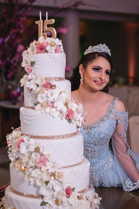 Debutante ao lado do bolo'