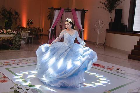 Debutante girando com o vestido azul'