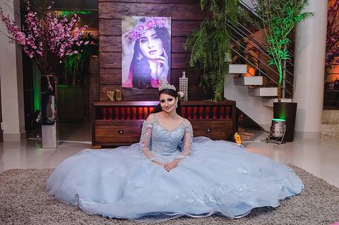 Debutante dentada com o vestido espalhado pelo chão'