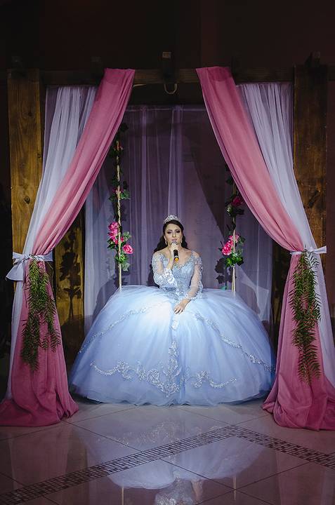 Debutante canta para os convidados'