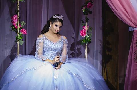 Debutante canta para os convidados'