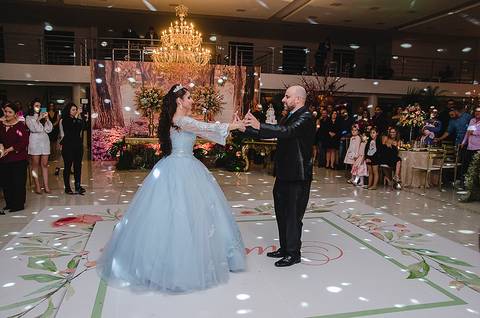 Debutante dançando a valsa com o pai'